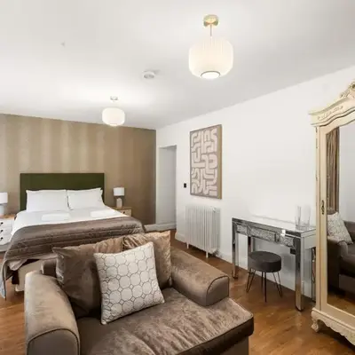 Modern 3BR Basement Flat with Outdoor Terrace