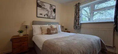a bedroom with a bed and a window at Comfy 1 bed in the idyllic village of Hemingford Grey in Hemingford Grey