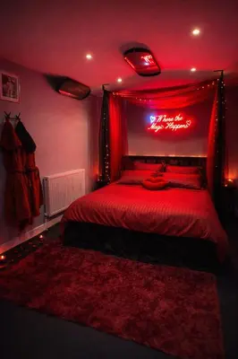 Gallery image of Red Velvet Romantic Suite Private Hot Tub Luxury in South Benfleet