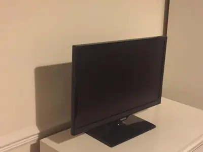 a flat screen tv sitting on top of a desk at Southend Inn Hotel - Close to Beach, Train Station & Southend Airport in Southend-on-Sea