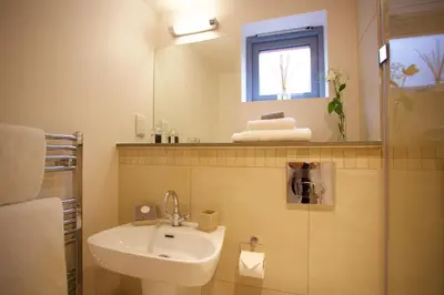 a bathroom with a sink and a mirror at Citystay Living - Pringle House in Cambridge