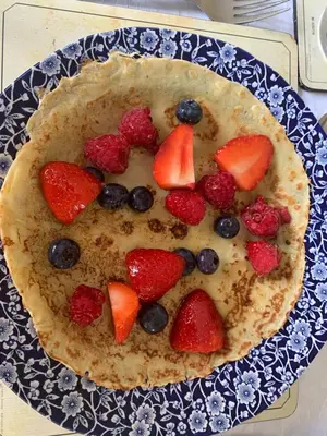 a pie with strawberries and berries on a blue and white plate at Leverton House in Cambridge