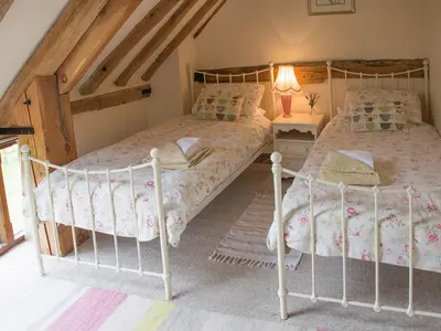 two beds in a bedroom with a attic at Henry's Barn - Ukc3168 in Walpole