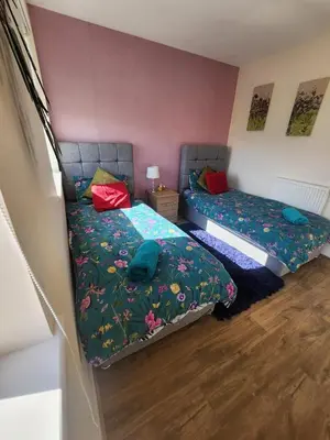 a bedroom with two beds in a room at Modern & Exquisite Trumpington Townhouse with Parking & 5 mins to Papworth hospital in Cambridge