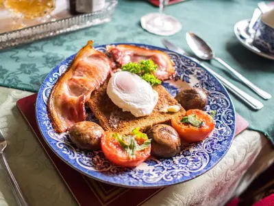 a blue plate of food with tomatoes and bread at Strenneth in Fersfield