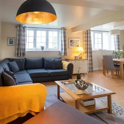 2 Ogilvie Lodge