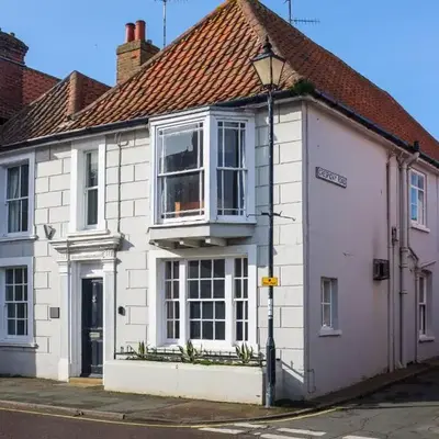 The Old Gordon House - High Street location close to the beach and town amenities - Aldeburgh Coastal Cottages