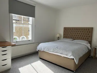 a bedroom with a large bed and a window at 200m To Botanical Garden 3 Bedroom Victoria House in Cambridge