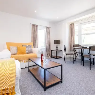 Elm - Three Tuns Apartments