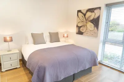 a bedroom with a large bed and a window at Citystay Living - Franklin House in Cambridge