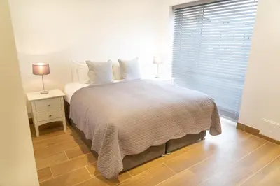 a bedroom with a large bed with a window at Citystay Living - Franklin House in Cambridge