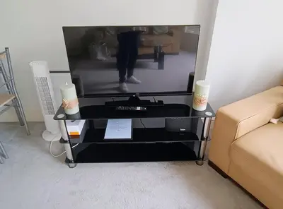 a living room with a tv and a couch at Luxury 2-Bed Flat Central Ipswich Parking in Ipswich