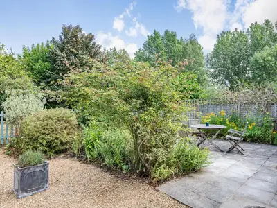a garden with a picnic table and a tree at Coachman's Cottage - Uk11449 in Mellis