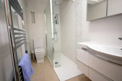 a bathroom with a sink and a shower and a toilet at Broxbourne Two-Bedroom Apartment Close To Amenities in Hoddesdon