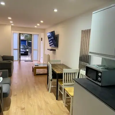 Corporate Large Modern 4 to 5 Bedroom House