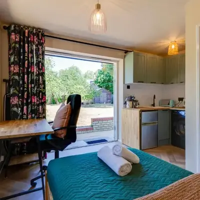 Pass the Keys Charming and Central Garden Studio Flat Free Parking