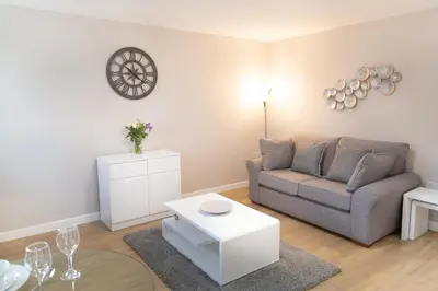 a living room with a couch and a table at Citystay Living - Hinton House in Cambridge