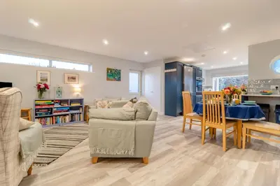 a living room with a couch and a table at 2 Bed in Snape oc-sfvin in Snape