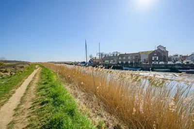 a dirt road next to a body of water at 1 Bed in Snape oc-sfgcs in Snape