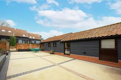 a courtyard of a house with a patio at 1 Bed in Woodbridge oc-stabu in Ufford