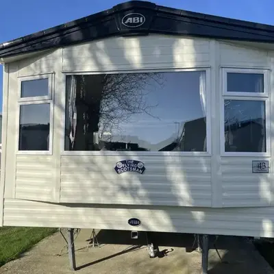 Excellent caravan 2 bedrooms sleeps 6