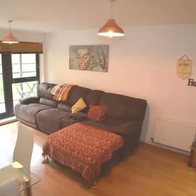 360 Serviced Accommodations - Brentwood 2 Bedroom Executive Apartment with Secure Parking