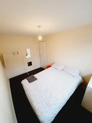 a small bedroom with a bed in a room at Rayleigh Town Centre 3 Bedroom Apartment in Rayleigh