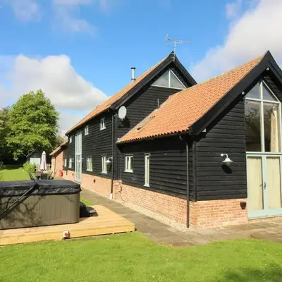 Old Oak Barn - Beautiful barn conversion with wonderful Jacuzzi hot tub