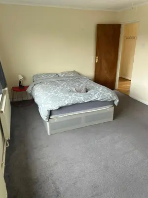 a bedroom with a bed in a room at 3 Bedroom Thundersley Apartment in Rayleigh