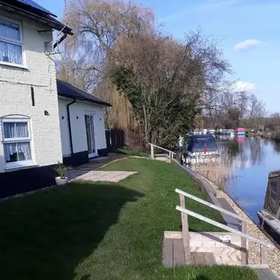 Cottage - Sleeps 3 Parking & Fishing