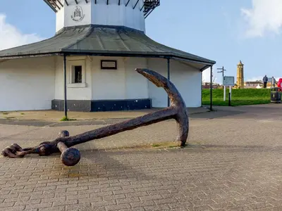 a large metal anchor in front of a building at Mayflower Cottage in Harwich