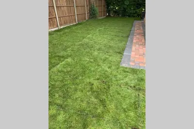 a yard with green grass and a fence at The Bungalow in Chesterton