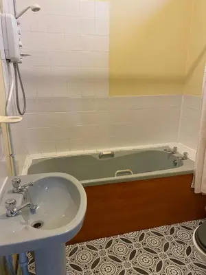 a bathroom with a bath tub and a sink at Cosy central 1 bedroom flat near city centre & station in Cambridge