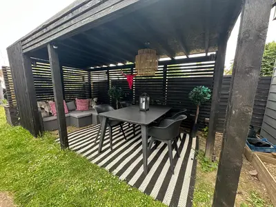 a patio with a table and chairs in a shed at 2 Bedroom Garden Studio in Cambridge City Centre with Parking in Cambridge