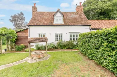 an exterior view of a house with a garden at 2 Bed in Snape oc-wico in Snape