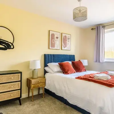 Charming & Spacious 3BR With Private Parking Near Ipswich