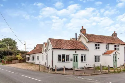 a white house on the side of the road at 2 Bed in Bentley oc-thpo in Bentley