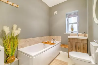 a bathroom with a tub and a toilet and a sink at 2 Bed in Bentley oc-thpo in Bentley