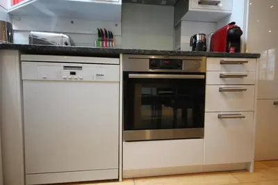 a kitchen with a stove and a dishwasher at Cambridge city centre immaculate 2 bed apartment in Cambridge