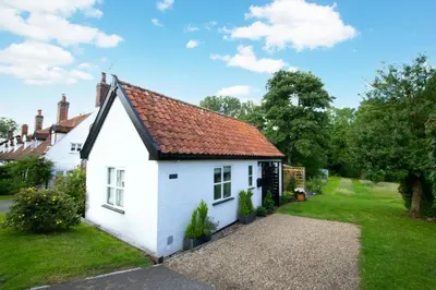 a white cottage with a red roof at 3 Bed in Letheringham oc-pclet in Kettleburgh