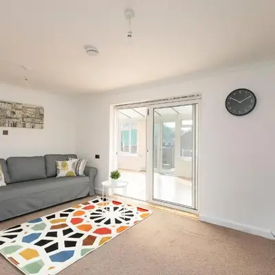Skyvillion - STEVENAGE SPACIOUS & COZY 3Bed House with Parking