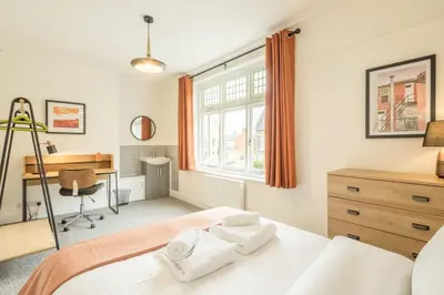 a bedroom with a bed and a desk and a window at Fabulous Large Apartment for 7 - CENTRAL Cambridge in Cambridge