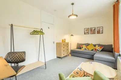 a living room with a couch and a table at Fabulous Large Apartment for 7 - CENTRAL Cambridge in Cambridge