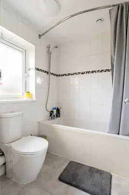 a bathroom with a toilet and a bath tub at Stevenage Contractors x8 New 3 bedroom House Free Wifi, Parking, Towels all inclusive & Large Garden in Stevenage
