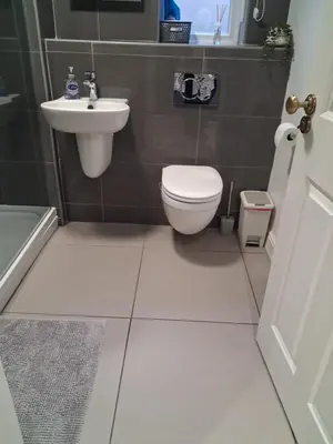 a bathroom with a toilet and a sink at Suite near City, Science Park & Marshalls and close to Riverside walks in Milton