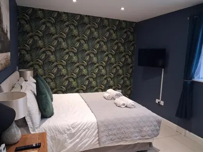 a bedroom with a bed with towels on it at Suite near City, Science Park & Marshalls and close to Riverside walks in Milton