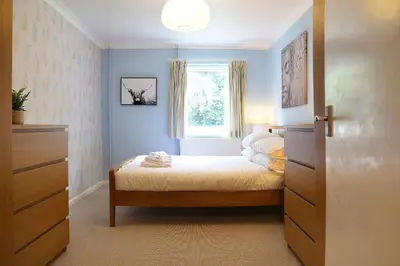a bedroom with a bed and a window at Pass the Keys 1BR Modern Beautiful House Pass the Keys in Cambridge