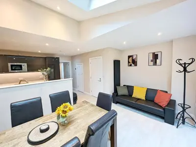 a living room with a table and a couch at CENTRAL CAMBRIDGE, CHARMING 3-Bed HOUSE WITH FREE PARKING! in Cambridge