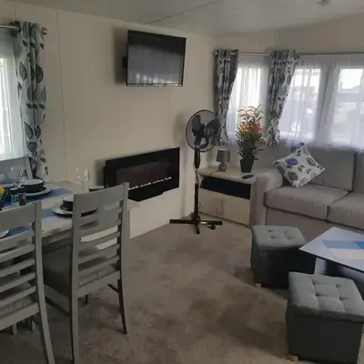 Lodge Sleeps 8- Parking Wifi Campsite Amenities