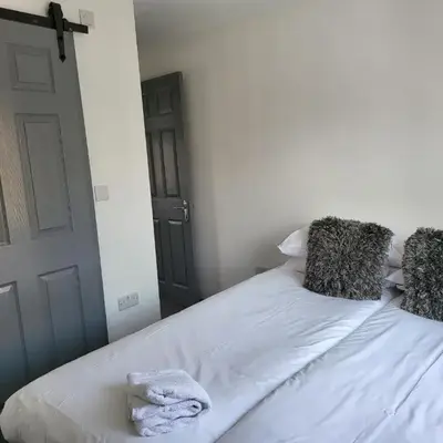 Vetrelax Colchester Three bedroom house- Sleeps up to 7 - Free Wi-Fi - Contractors - Families - Long Term Stays